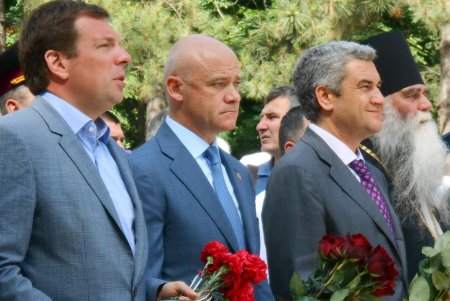 Одесситы возложили цветы к памятнику Неизвестному матросу