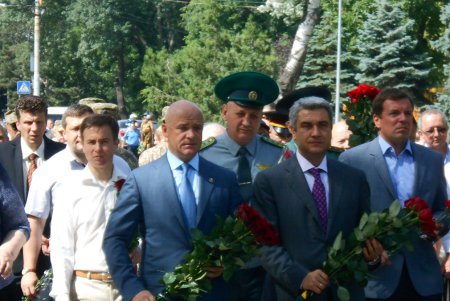 Одесситы возложили цветы к памятнику Неизвестному матросу