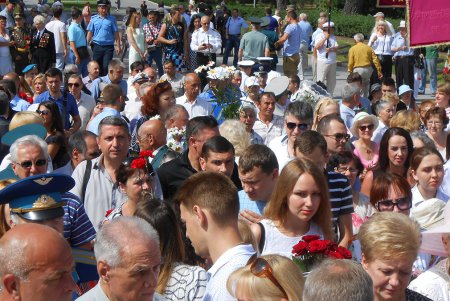 Одесситы возложили цветы к памятнику Неизвестному матросу