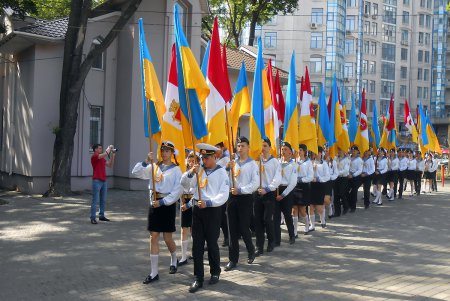 Одесситы возложили цветы к памятнику Неизвестному матросу
