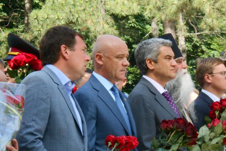 Одесситы возложили цветы к памятнику Неизвестному матросу