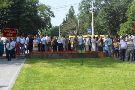 Одесситы возложили цветы к памятнику Неизвестному матросу