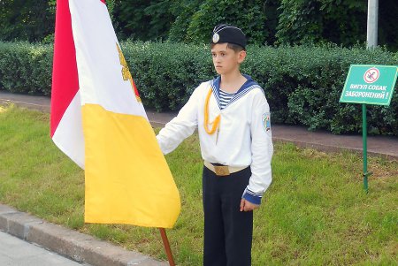 Одесситы возложили цветы к памятнику Неизвестному матросу