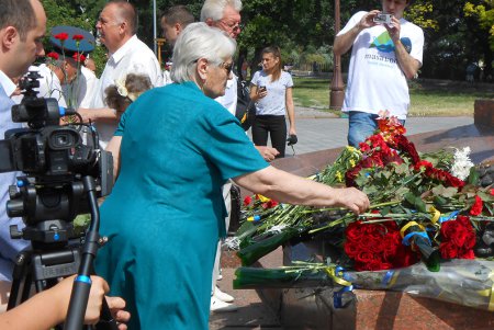 Одесситы возложили цветы к памятнику Неизвестному матросу
