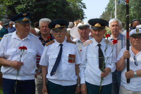 Одесситы возложили цветы к памятнику Неизвестному матросу