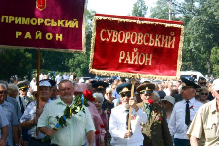 Одесситы возложили цветы к памятнику Неизвестному матросу