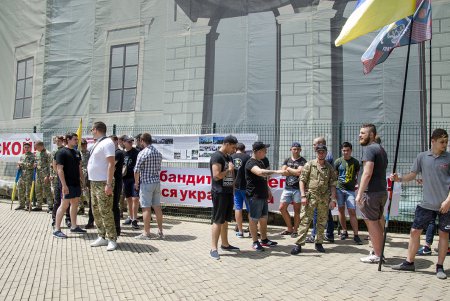 Представителей «антитрухановского майдана» назвали рабами, стоящими за похлебку