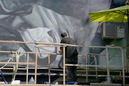 На стене одесской пятиэтажки появилась огромная картина