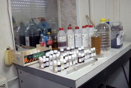 Одесса: в подпольном цеху готовили «коньяк» и «виски» для одесских магазинов 