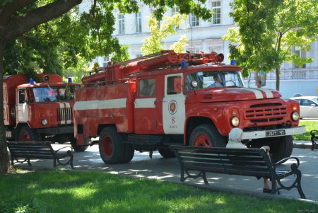 Оперный театр «тушила» целая рота спасателей (фоторепортаж)