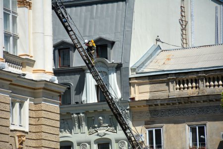 Оперный театр «тушила» целая рота спасателей (фоторепортаж)