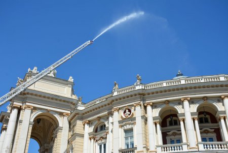 Оперный театр «тушила» целая рота спасателей (фоторепортаж)