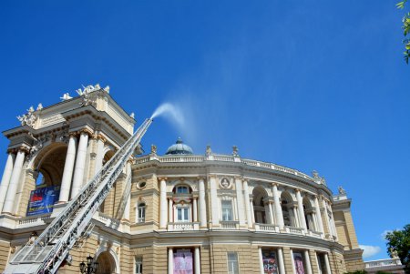 Оперный театр «тушила» целая рота спасателей (фоторепортаж)
