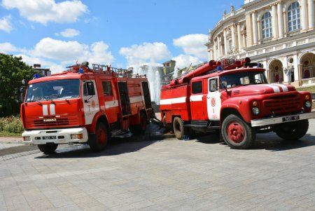 Оперный театр «тушила» целая рота спасателей (фоторепортаж)