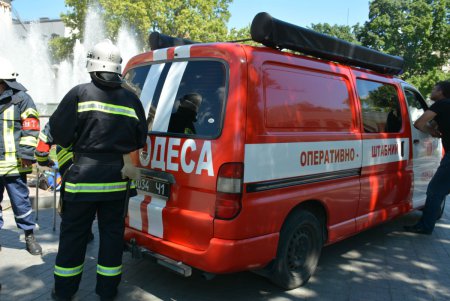 Оперный театр «тушила» целая рота спасателей (фоторепортаж)