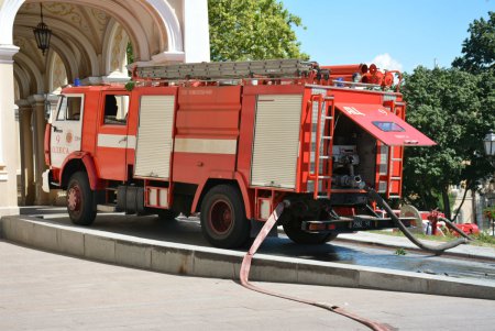Оперный театр «тушила» целая рота спасателей (фоторепортаж)