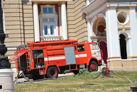 Оперный театр «тушила» целая рота спасателей (фоторепортаж)