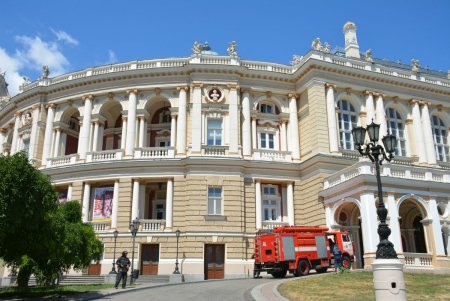 Оперный театр «тушила» целая рота спасателей (фоторепортаж)