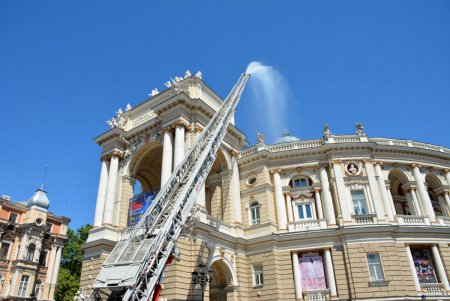 Оперный театр «тушила» целая рота спасателей (фоторепортаж)