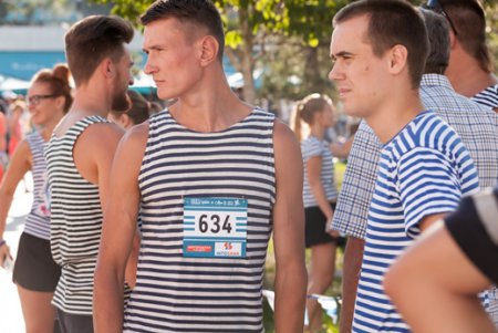 Забег в тельняшках: шесть километров, 200 участников и две собаки (фоторепортаж)