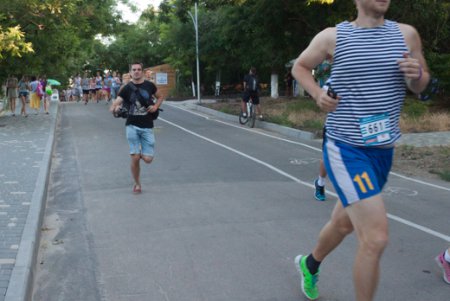 Забег в тельняшках: шесть километров, 200 участников и две собаки (фоторепортаж)