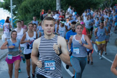 Забег в тельняшках: шесть километров, 200 участников и две собаки (фоторепортаж)