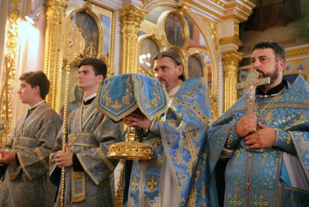 Божественная литургия в Свято-Успенском кафедральном соборе (фоторепортаж)
