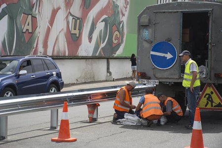 На Среднефонтанской устанавливают разделитель полос движения (фоторепортаж)