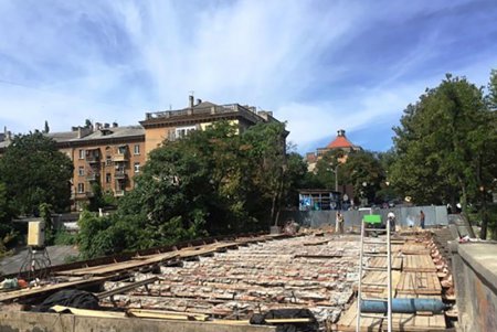 На мосту Коцебу меняют дорожное покрытие (фото)