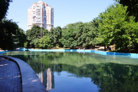 В Одессе заполнили еще один пруд в парке Победы (фото)
