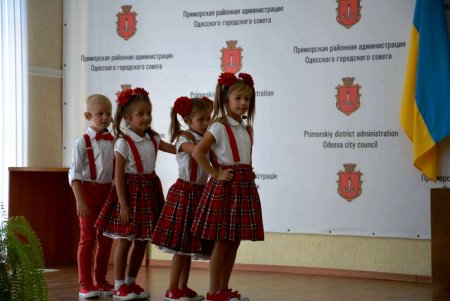 Одесский городской голова вручил первоклашкам подарки к школе