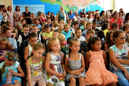 Одесский городской голова вручил первоклашкам подарки к школе