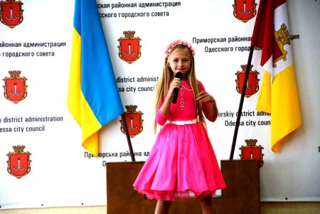 Одесский городской голова вручил первоклашкам подарки к школе