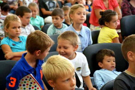 Одесский городской голова вручил первоклашкам подарки к школе