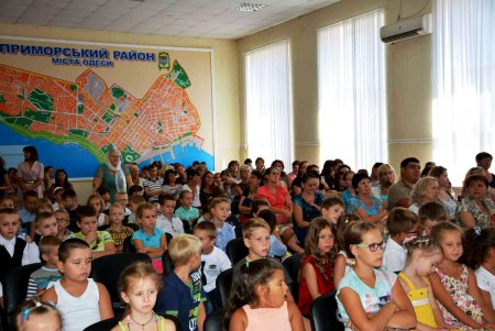 Одесский городской голова вручил первоклашкам подарки к школе