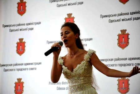 Одесский городской голова вручил первоклашкам подарки к школе