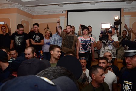 Радикалы устроили беспорядки в мэрии
