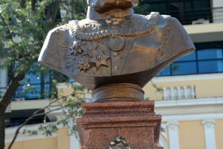 На Греческой площади торжественно открыли памятник одному из основателей Одессы Григорию Маразли