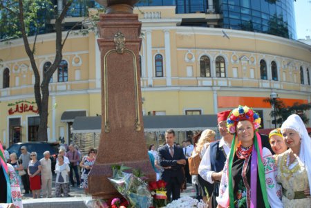 На Греческой площади торжественно открыли памятник одному из основателей Одессы Григорию Маразли