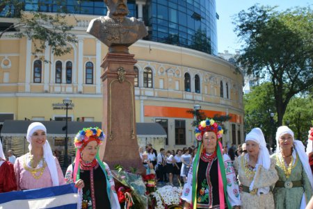 На Греческой площади торжественно открыли памятник одному из основателей Одессы Григорию Маразли