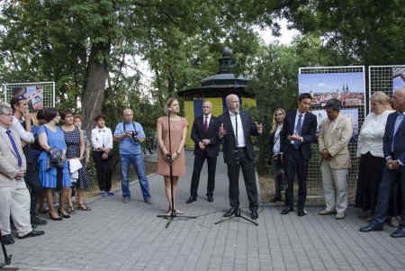 Розы «Регенсбург» отныне пустили корни в одесском Лунном сквере (фото)