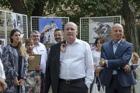 Розы «Регенсбург» отныне пустили корни в одесском Лунном сквере (фото)