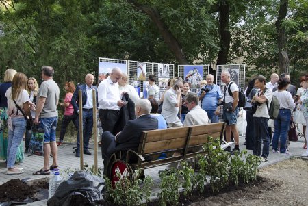 Розы «Регенсбург» отныне пустили корни в одесском Лунном сквере (фото)