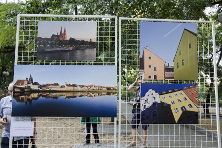 Розы «Регенсбург» отныне пустили корни в одесском Лунном сквере (фото)