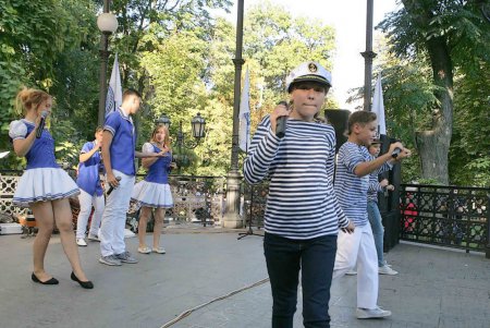 В Горсаду пели о родном городе (фоторепортаж)