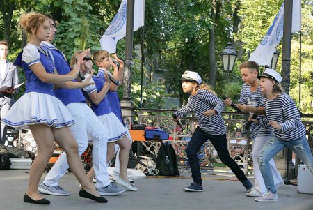 В Горсаду пели о родном городе (фоторепортаж)