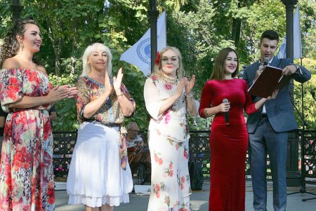 В Горсаду пели о родном городе (фоторепортаж)