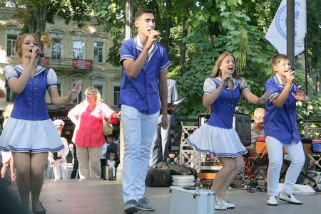 В Горсаду пели о родном городе (фоторепортаж)