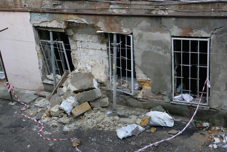 В жилом доме на улице Колонтаевской, 51, рухнула часть несущей стены (фоторепортаж)