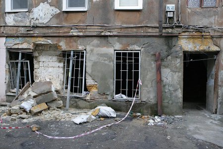 В жилом доме на улице Колонтаевской, 51, рухнула часть несущей стены (фоторепортаж)